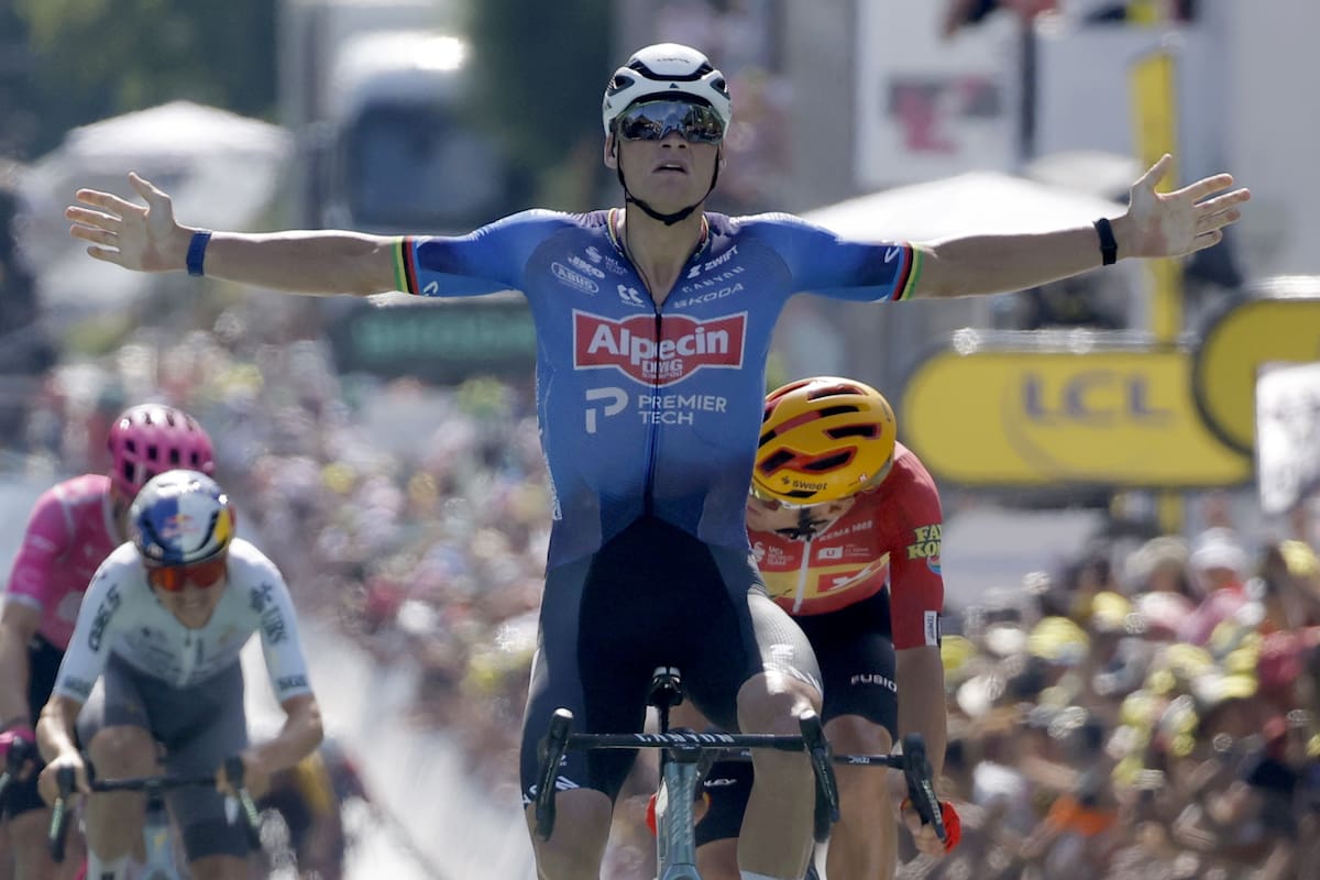 El ciclista neerlandés Mathieu van der Poel, del equipo Alpecin-Premier Tech, celebra al cruzar la línea de meta y ganar la novena etapa del Tour de Francia. //Foto, EFE: GUILLAUME HORCAJUELO