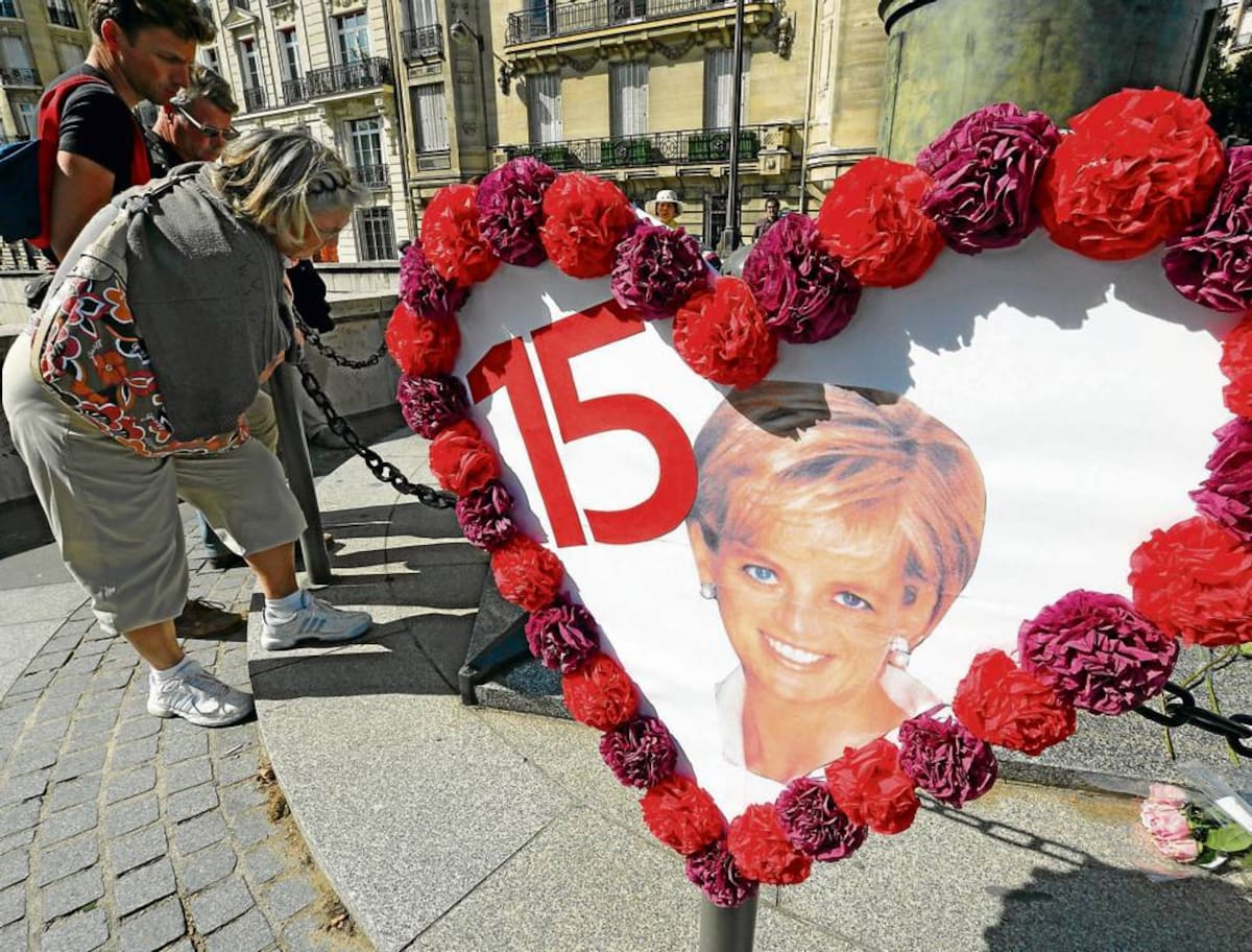 Homenaje a Diana cerca del puente de Alma, en París. AP/Jacques Brinon/