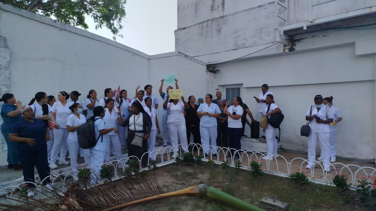 Trabajadores de la salud protestaron a las afueras del Hospital de Bocagrande. // Foto: cortesía
