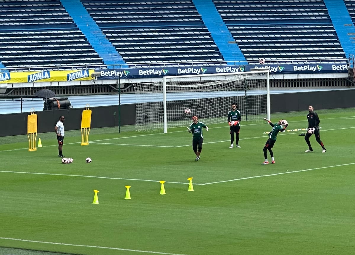 Los arqueros de la Selección Colombia de Fútbol de mayores, Álvaro Montero, Camilo Vargas y Kevin Mier durante el entrenamiento de este unes 14 de octubre en el Estadio Metropolitano Roberto Meléndez de Barranquilla//El Universal.