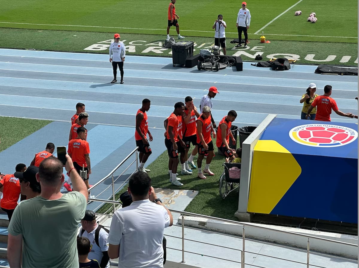 Los jugadores de la Selección Colombia de Fútbol de mayores antes del entrenamiento de este unes 14 de octubre en el Estadio Metropolitano Roberto Meléndez de Barranquilla, firmaron la camiseta de un niño estaba en silla de ruedas//El Universal.