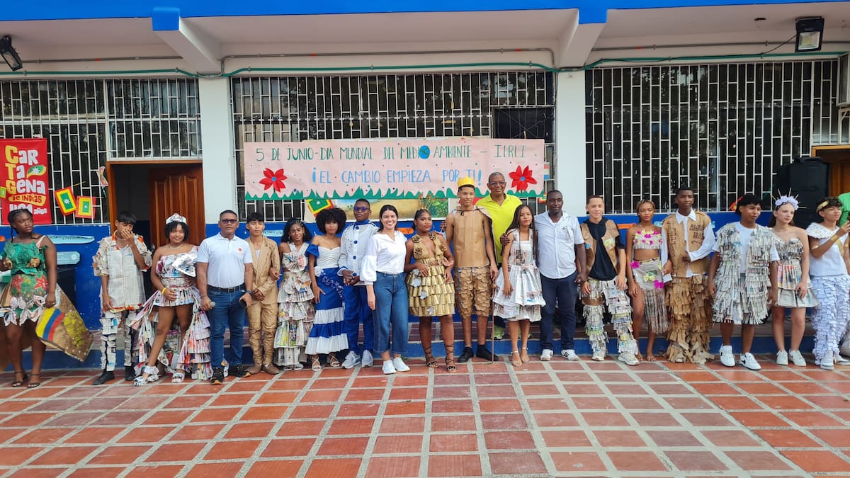 Trajes hechos con materiales reciclables. // Cortesía