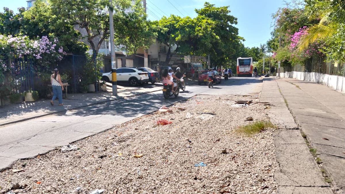 Tramo destapado en la avenida del Consulado. Vecinos piden concluir el arreglo de la vía. // Foto: Luis Herrán - El Universal