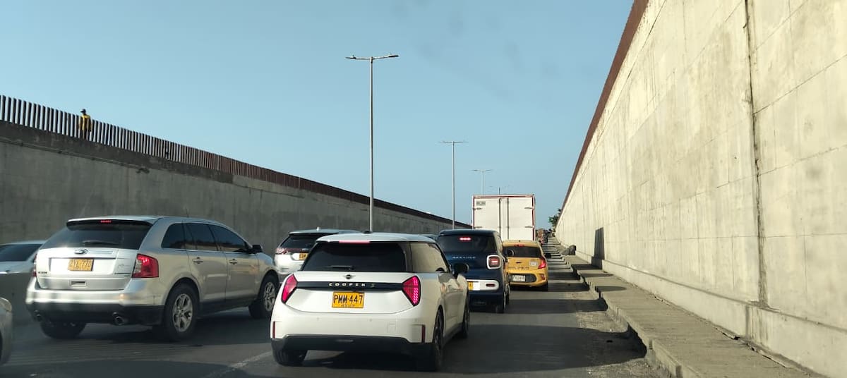 Por protestas en La Boquilla, hay fuertes trancón que llega a las inmediaciones del Túnel de Crespo. // Foto: Luis Herrán.