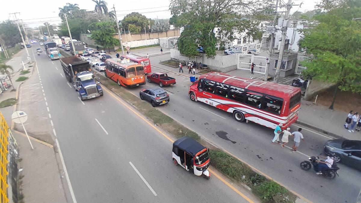 Trancón en la Troncal de Occidente este lunes 16 de febrero de 2026. // Foto: Julio Castaño - EU