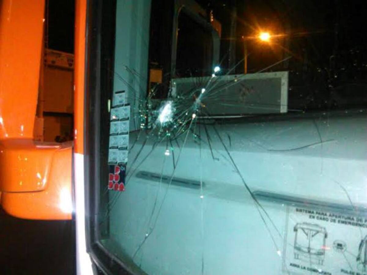 Varios buses de Transcaribe han sido impactados por vándalos. Archivo.