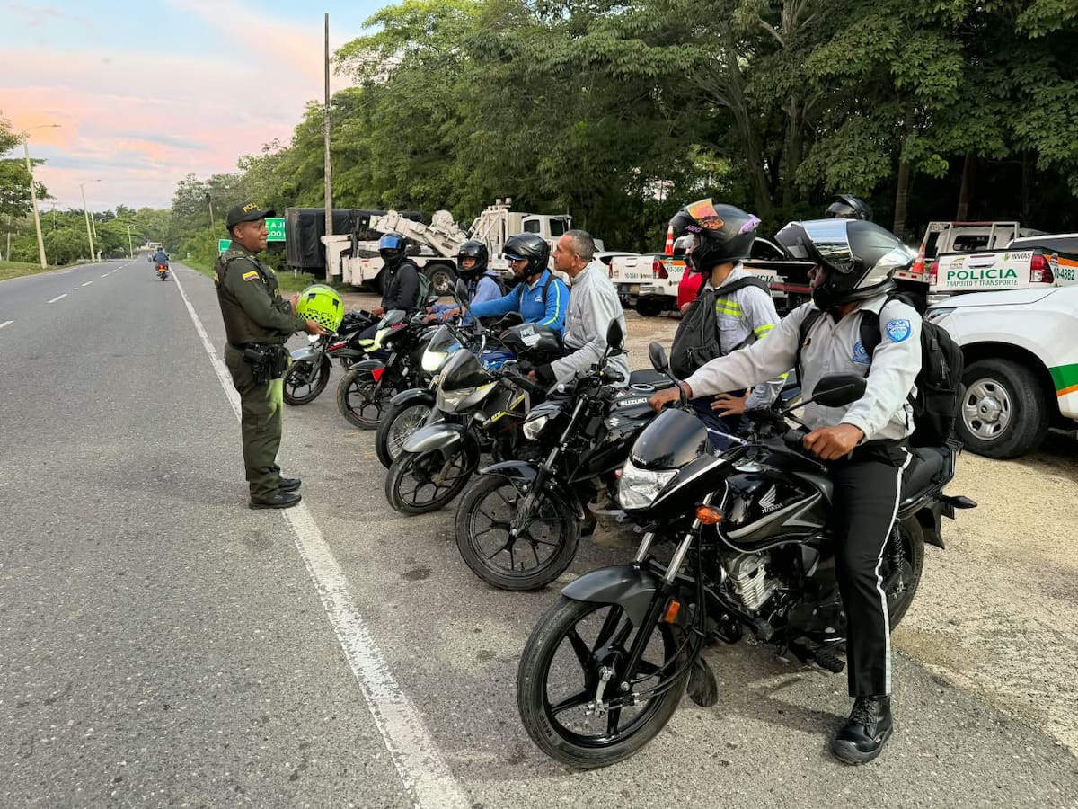 27 personas se sensibilizaron sobre el uso adecuado del casco y el respeto por las normas de tránsito // Cortesía: Alcaldía de Cartagena.