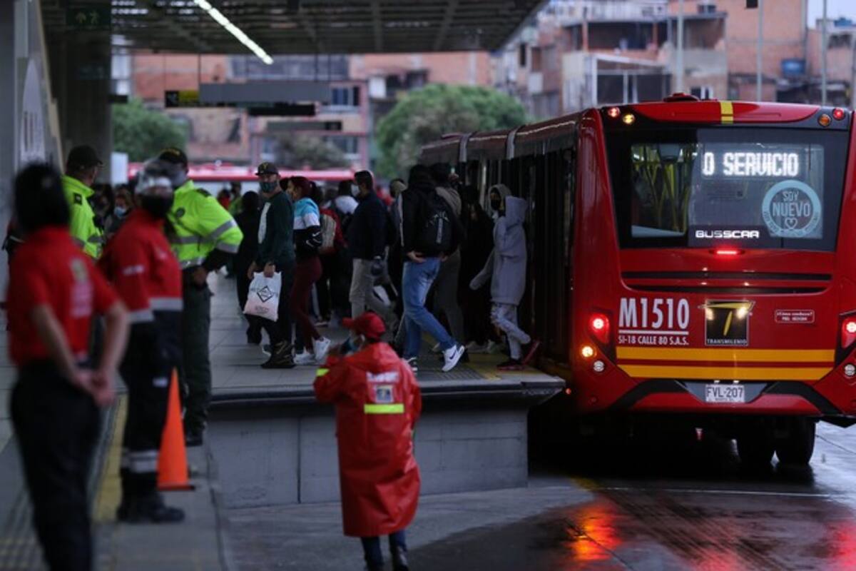 Mujer se disfrazaba de estudiante para robar en Transmilenio