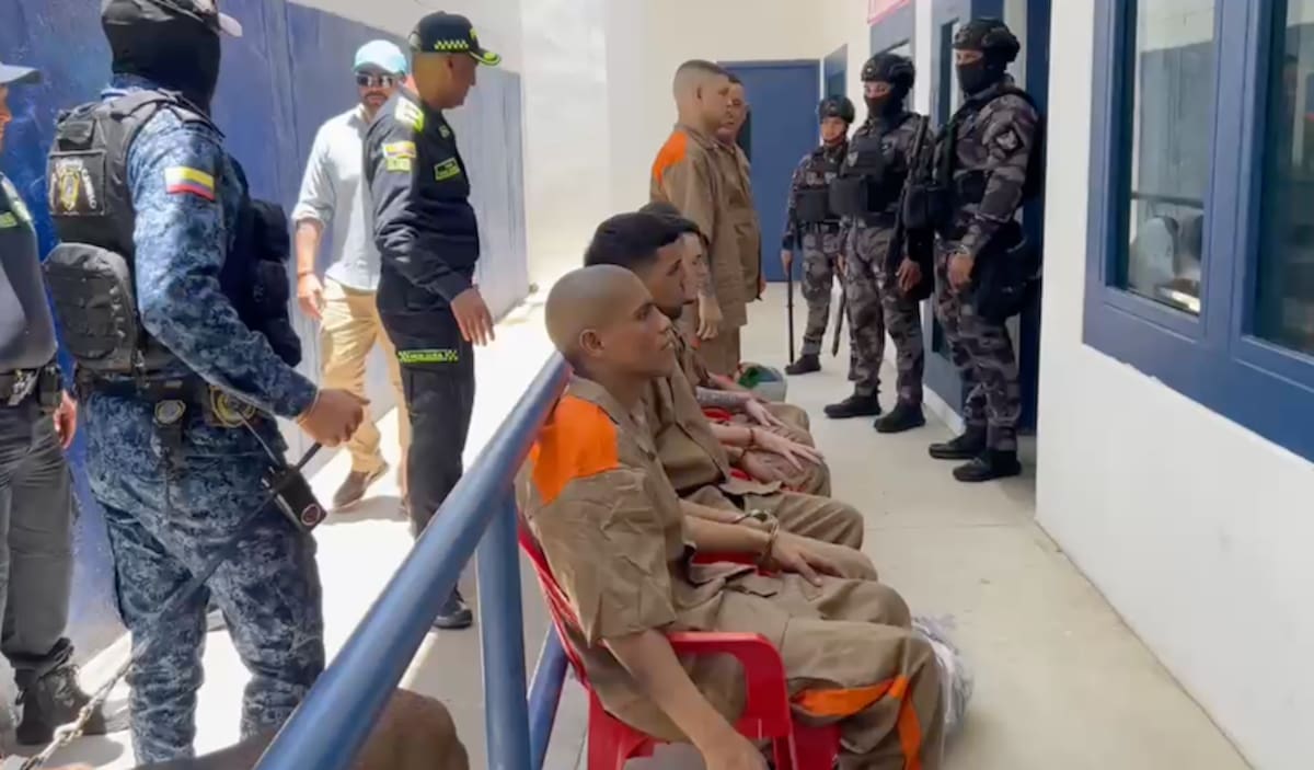 Fuertemente custodiados se vieron los presos que desde las cárceles de Barranquilla fueron trasladados hacia otros centros penitenciarios de Colombia.//Captura de pantalla.