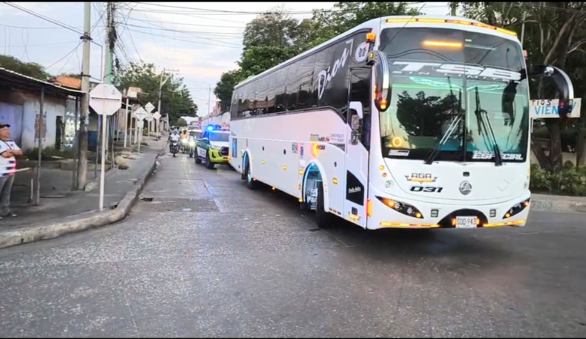 En este bus y fuertemente custodiados fueron sacados cuatro reclusos de la Penitenciaría El Bosque de Barranquilla hacía otras cárceles de Colombia.//Cortesía Alcaldía de Barranquilla.