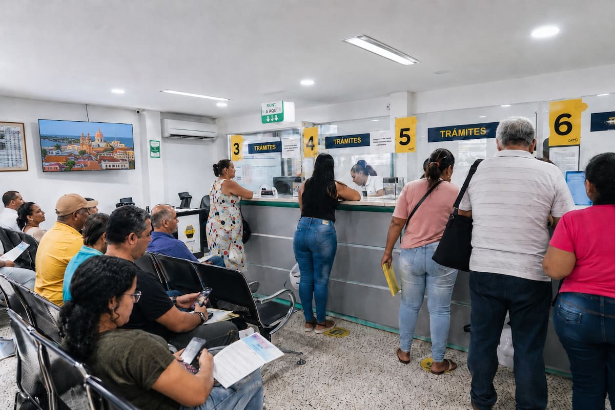 Realizar la cancelación de matrícula de un vehículo a inhabilitar, evita futuros cargos y cobros de impuestos ante las autoridades de tránsito. // Foto: IA