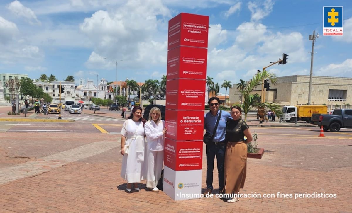 Servidores de la Fiscalía con los monumentos informativos que se instalaron en el Centro Histórico de Cartagena. // Foto: cortesía