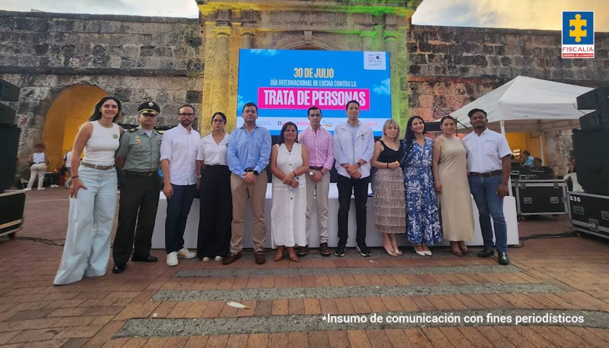 Funcionarios de la Fiscalía con autoridades locales y nacionales en la conmemoración del Día Internacional de Lucha contra la Trata de Personas en el centro amurallado de Cartagena. // Foto: cortesía