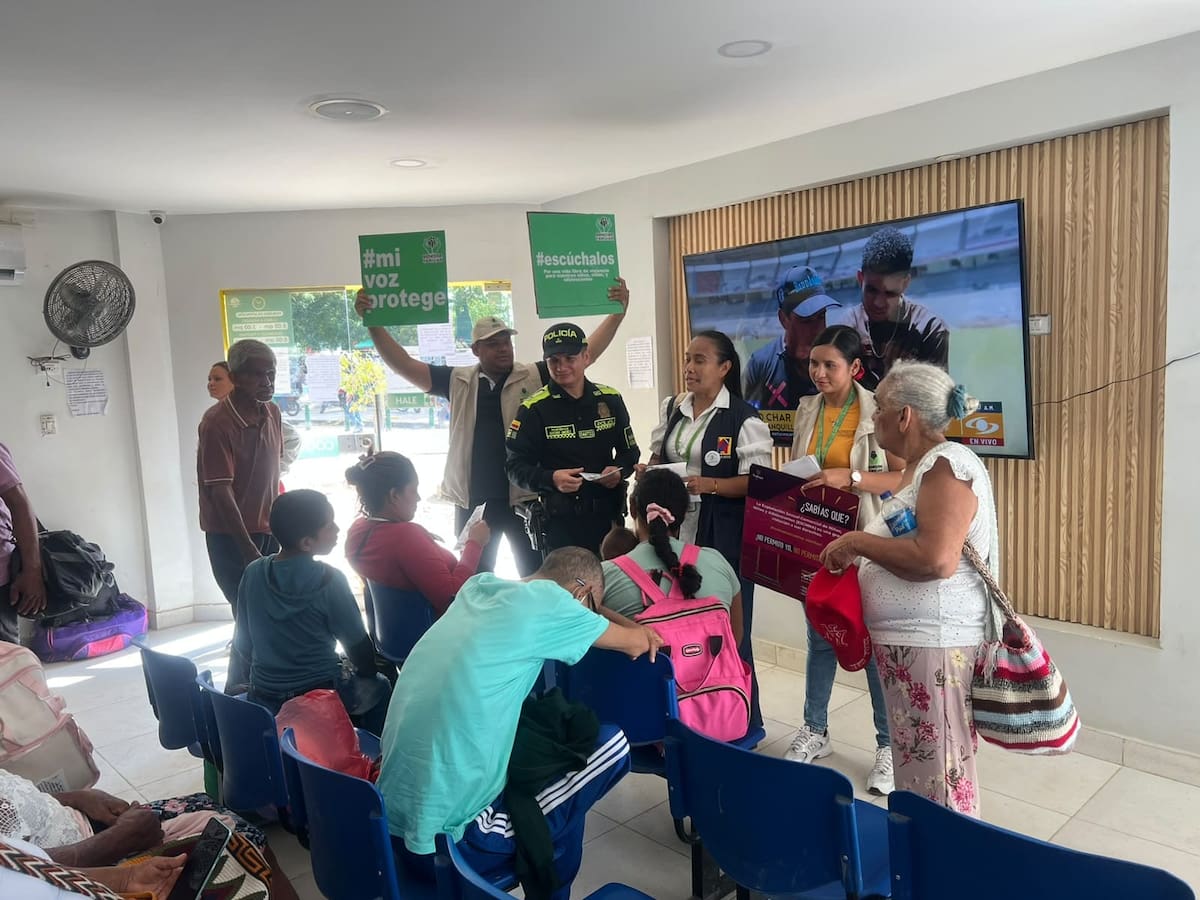Durante la jornada, los uniformados entregaron recomendaciones a la ciudadanía para identificar posibles casos de trata de personas. // FOTO POR POLICÍA DE BOLÍVAR.