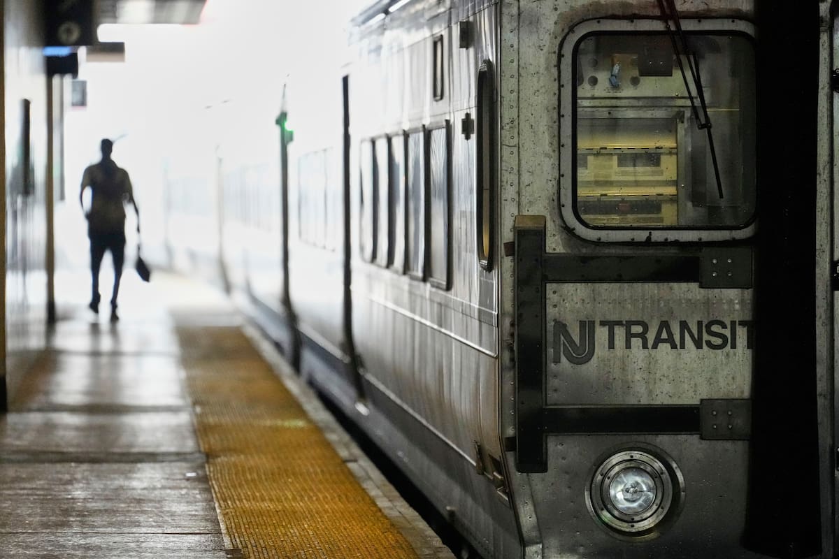 Un tren de NJ Transit sale de la estación en Secaucus Junction. Foto, AP: Seth Wenig