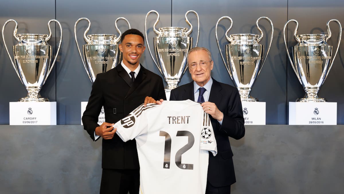 El futbolista inglés Trent Alexander-Arnold (i) posa con la camiseta con el dorsal 12 que lucirá como nuevo jugador del Real Madrid, acompañado del presidente del club, Florentino Pérez, durante su presentación. //Foto, EFE: Pedro Castillo