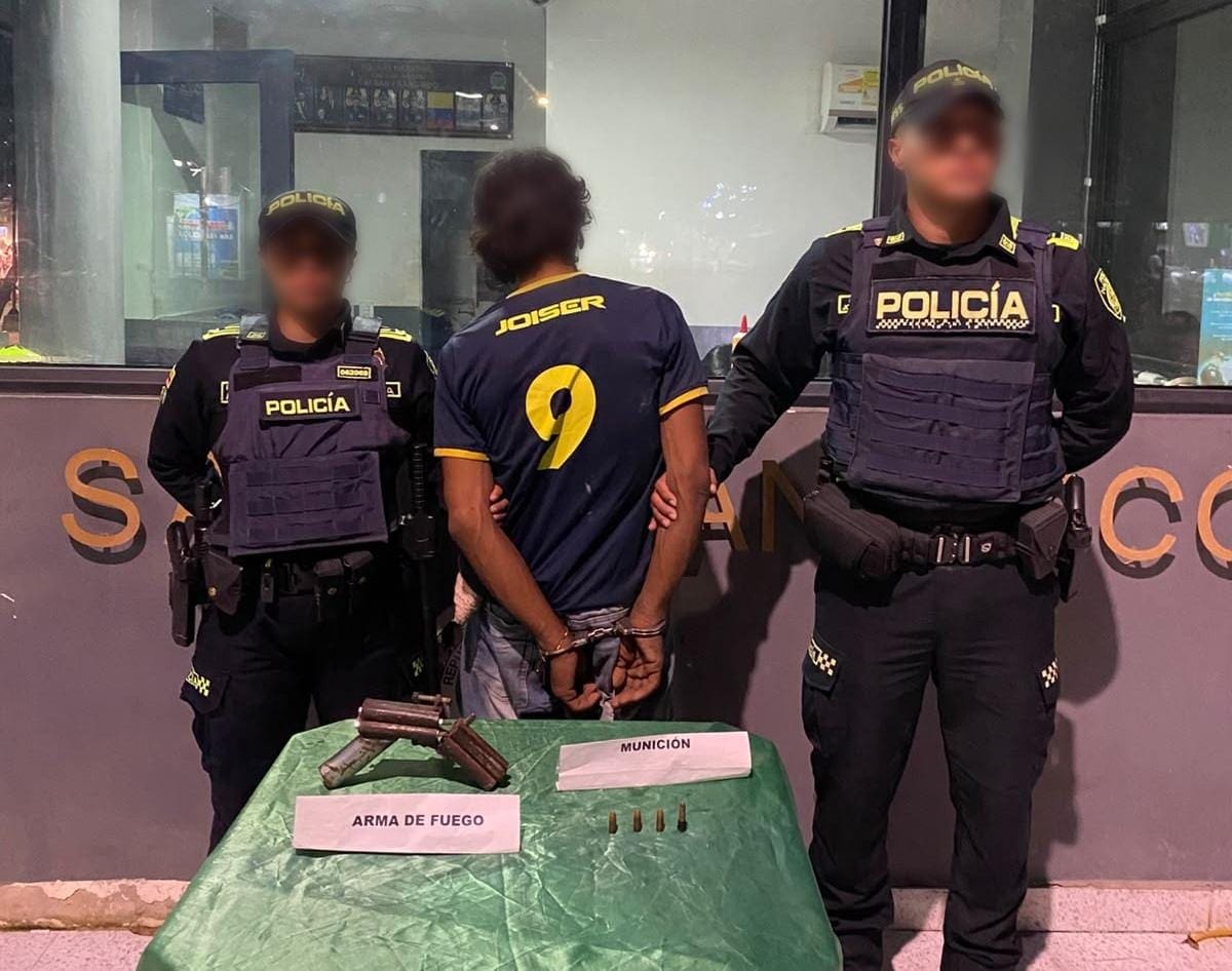 En el barrio Daniel Lemaitre, sector Los Senderos, policías sorprendieron en flagrancia a ‘José’, de 34 años. //FOTO: POLICÍA NACIONAL.