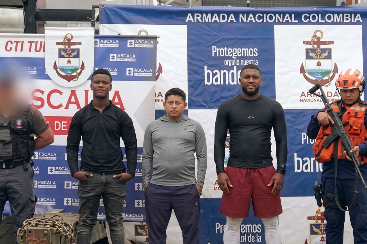 Tres hombres iban en lancha con paquetes de droga y la Armada los capturó en flagrancia