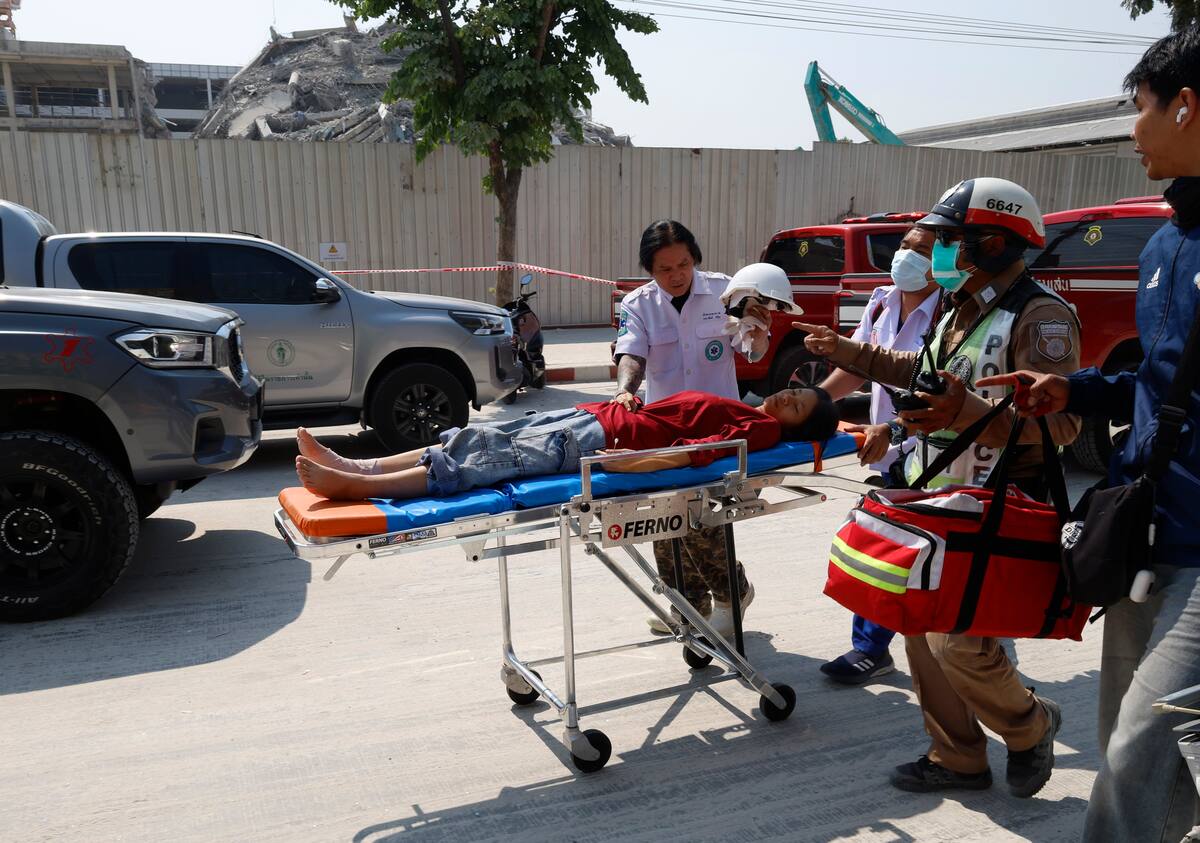 Los equipos de rescate buscan supervivientes en el lugar del derrumbe de un edificio tras un terremoto en Bangkok, Tailandia. //EFE