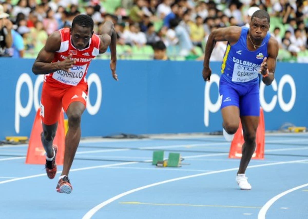 El colombiano Daniel Grueso (der) quedó eliminado en la primera ronda de competencias de los 200 metros en el mundial de atletismo en Daegu, Corea. AFP JUNG YEON-JE