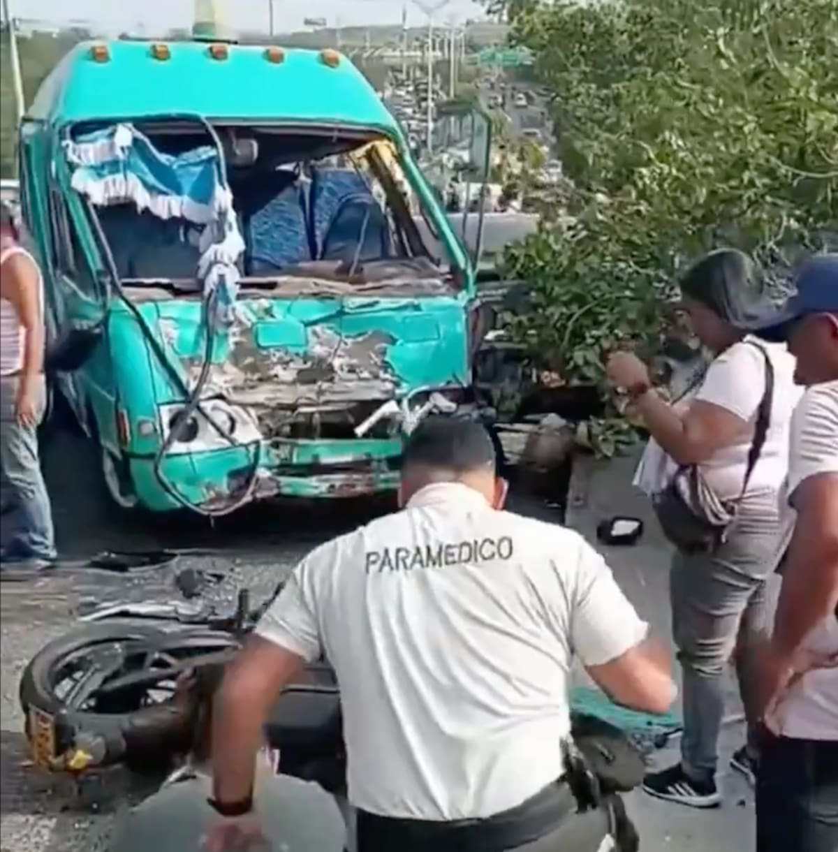 Paramédicos llegaron a atender a las personas que resultaron heridas durante el triple choque registrado la mañana de este martes 15 de septiembre en el barrio Las Estrellas de Barranquilla.//Cortesía Red de Cooperantes.