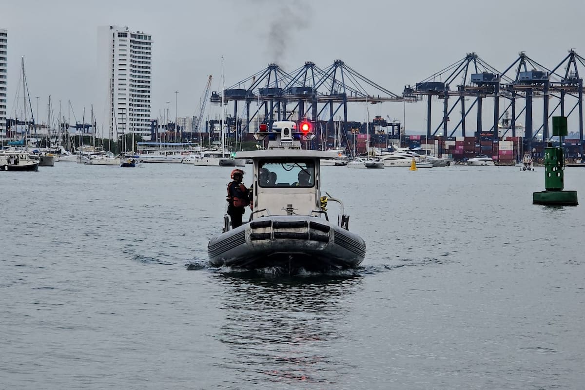 Armada busca a dos hombres tras hundirse una embarcación; otros 2 fueron rescatados