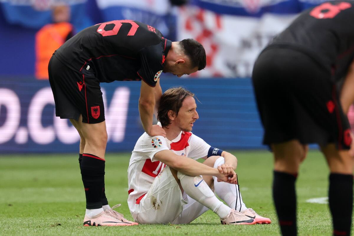 Arber Hoxha de Albania (i) interactúa con Luka Modric de Croacia después del partido del grupo B de la UEFA EURO 2024 entre Croacia y Albania en Hamburgo, Alemania, el 19 de junio de 2024. //EFE