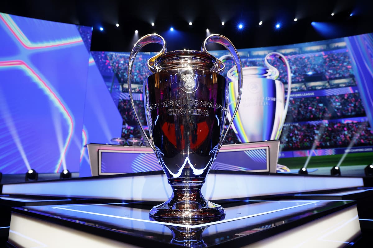 El trofeo de la Liga de Campeones se encuentra en el escenario antes del sorteo de la fase de liga de la UEFA Champions League 2026/27 en el Grimaldi Forum de Mónaco. //Foto, EFE: SEBASTIEN NOGIER