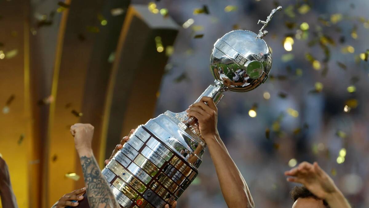 Imagen de referencia del trofeo de la Copa Libertadores de América. // Foto: EFE.