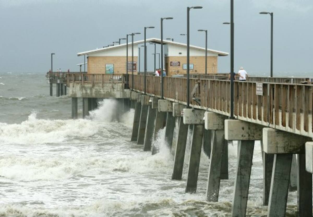 La tormenta tropical Lee se mantiene muy cerca de la costa del sur de Luisiana y se ha debilitado un poco mientras sigue arrojando fuertes lluvias. AP Mike Kittrell