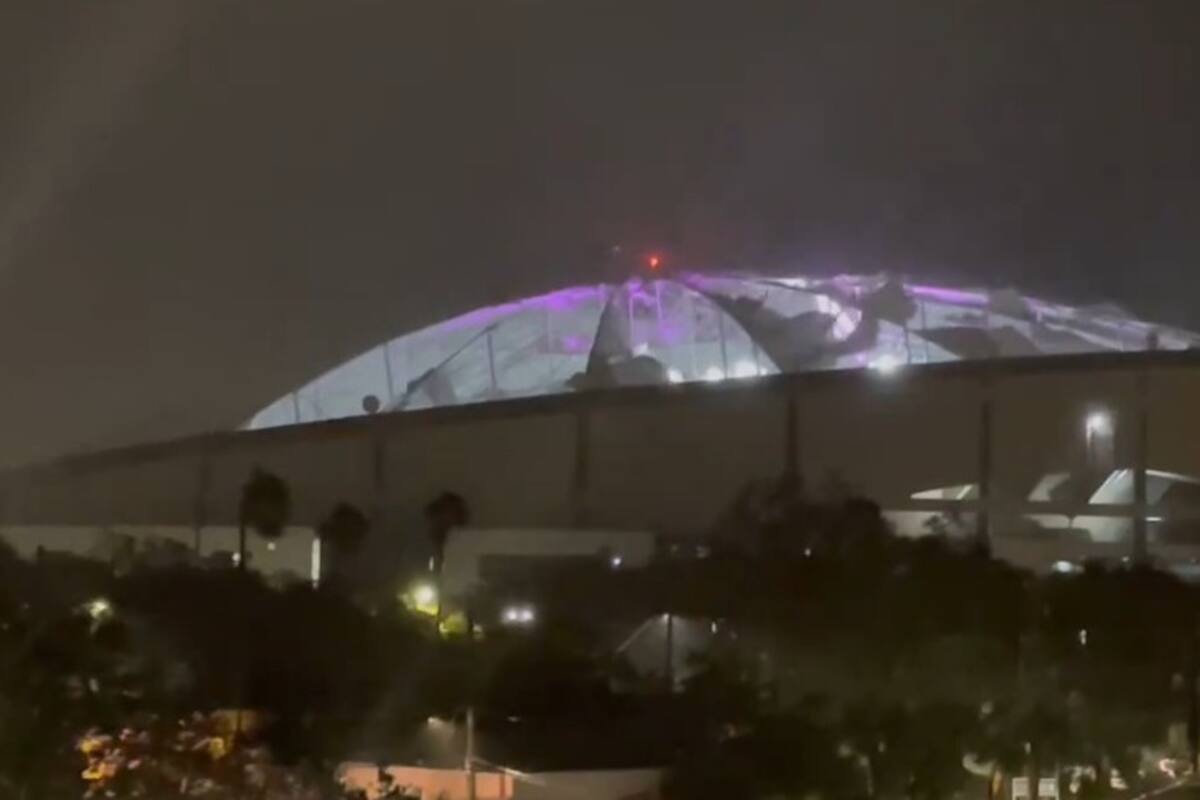 Huracán Milton destroza el techo del estadio de béisbol Tropicana Field