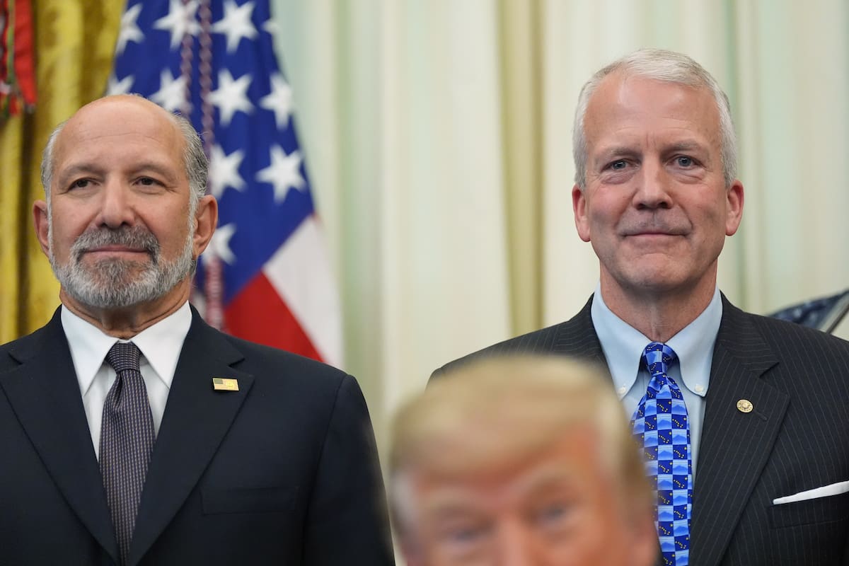 Howard Lutnick (i), y el senador Dan Sullivan (d), republicano por Alaska. // Foto: Foto AP/Alex Brandon