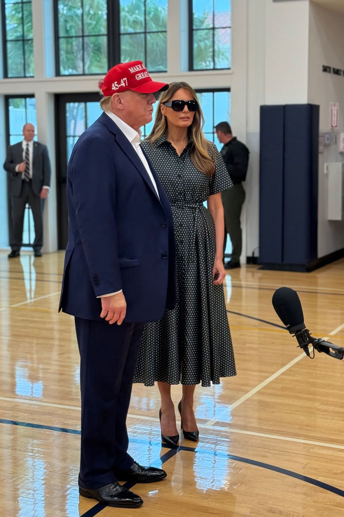 Fotografía tomada de la cuenta @margommartin de la red social X. El candidato republicano, Donald Trump, junto a su esposa, Melania Trump en Florida (Estados Unidos). EFE/ @margommartin