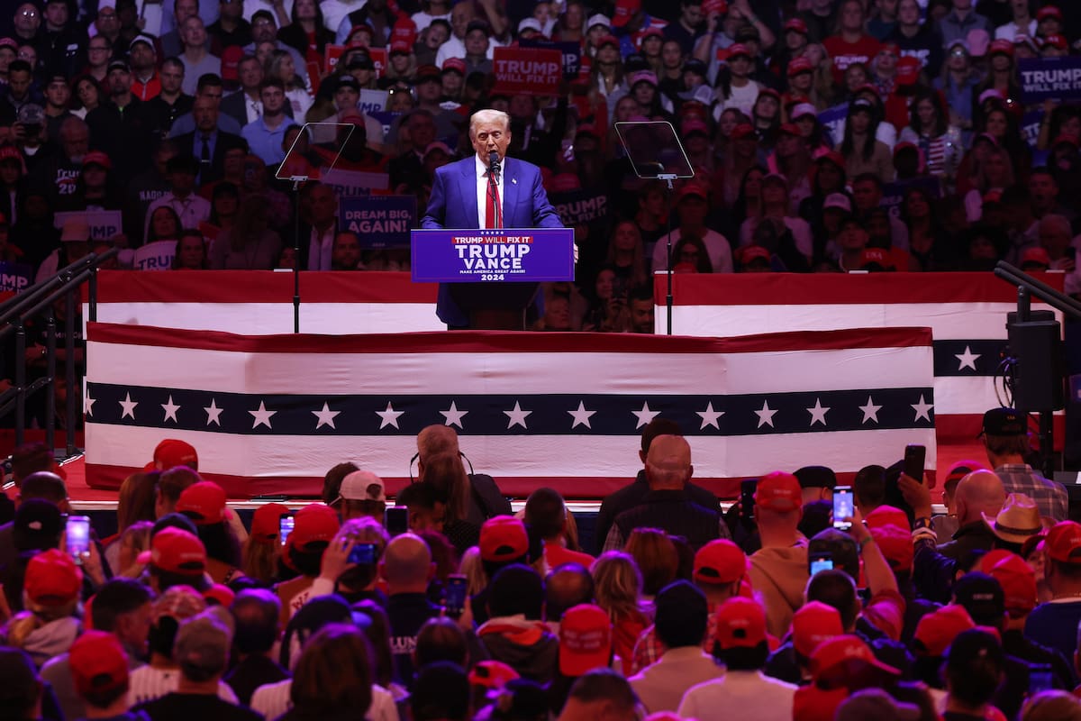 El expresidente estadounidense y candidato presidencial republicano Donald Trump habla durante un mitin celebrado en el Madison Square Garden de Nueva York, Nueva York, EE.UU., el 27 de octubre de 2024. EFE/EPA/Sarah Yenesel