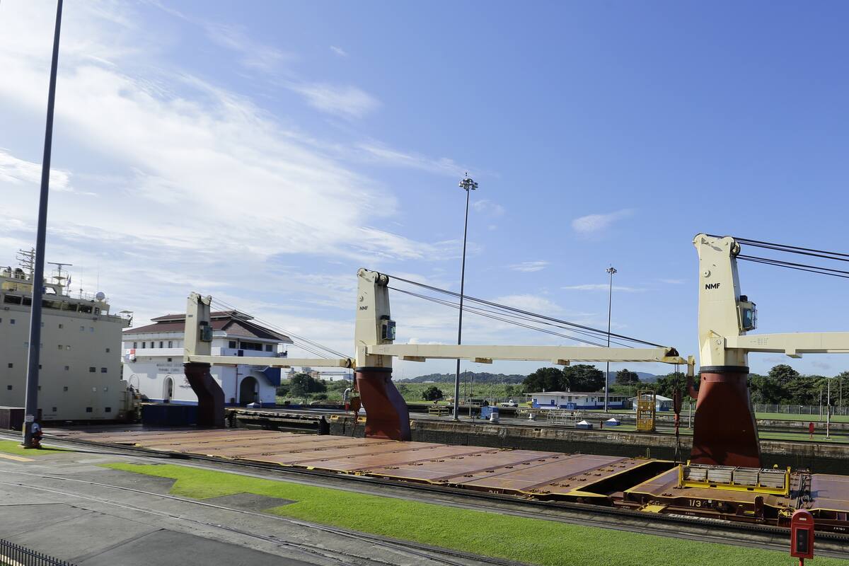 Trump denuncia “estafa” del Canal de Panamá y lanza advertencias