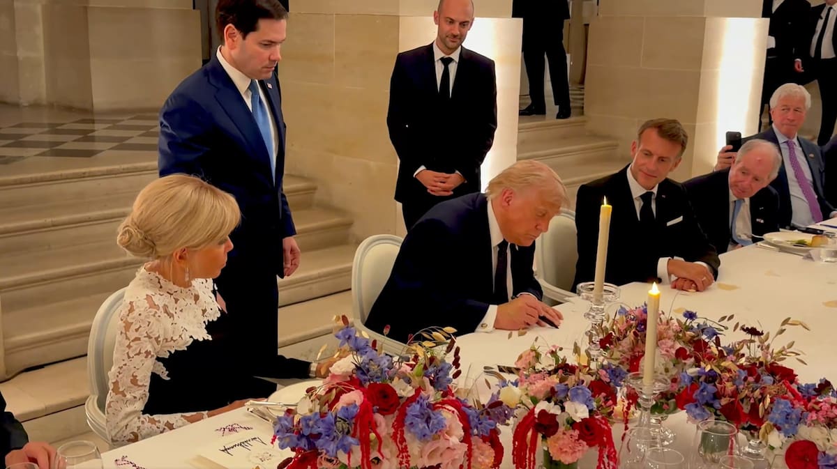 Trump firma el acuerdo de entendimiento con Irán durante su vista a Versalles. // Foto: EFE/ @Scavino47 /SOLO USO EDITORIAL/ SOLO DISPONIBLE PARA ILUSTRAR LA NOTICIA QUE ACOMPAÑA (CRÉDITO OBLIGATORIO)