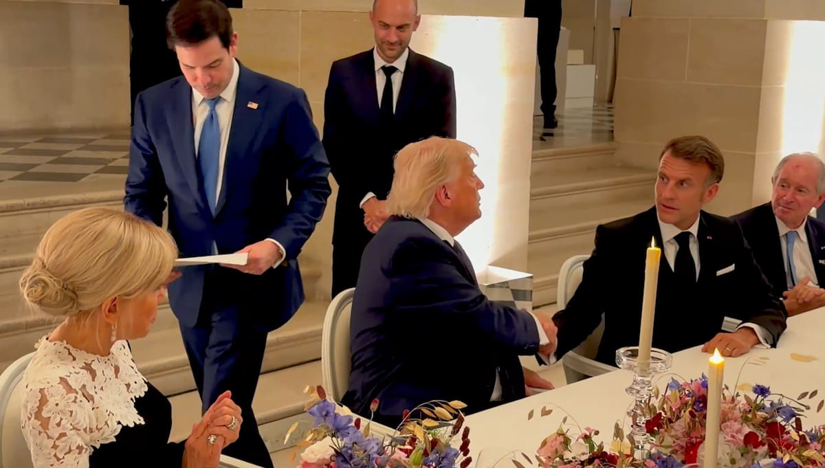 Trump firma el acuerdo de entendimiento con Irán durante su vista a Versalles. // Foto: EFE/ @Scavino47 /SOLO USO EDITORIAL/ SOLO DISPONIBLE PARA ILUSTRAR LA NOTICIA QUE ACOMPAÑA (CRÉDITO OBLIGATORIO)