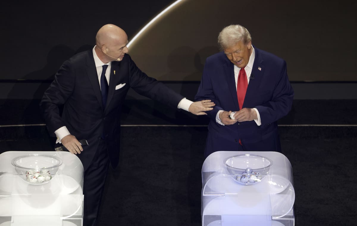 El presidente de la FIFA, Gianni Infantino (izq.), habla con el presidente de Estados Unidos, Donald Trump, durante el sorteo de la fase de grupos del Mundial. //Foto, EFE:SHAWN THEW