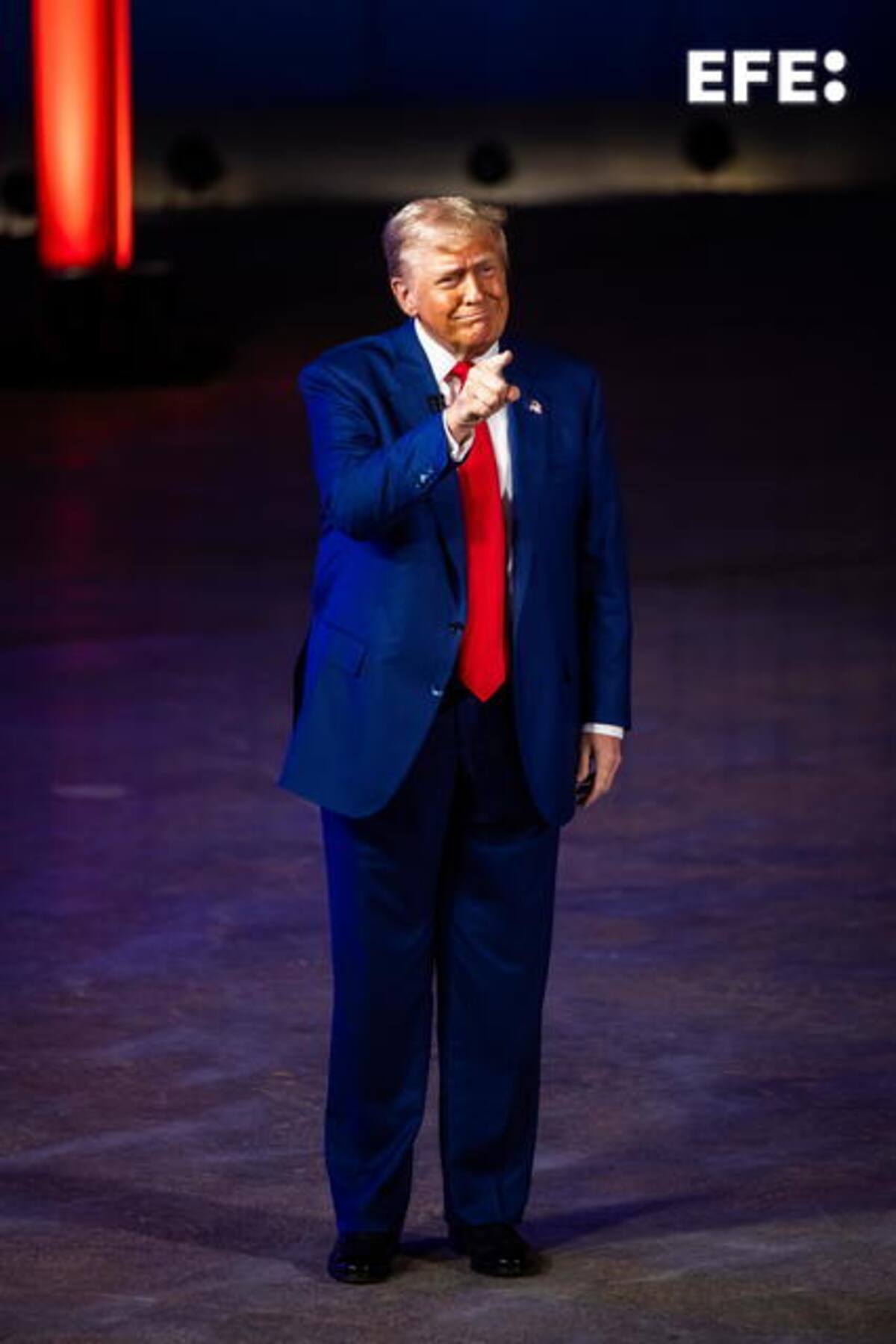 El expresidente estadounidense y actual candidato presidencial republicano, Donald Trump, llega para hablar con el locutor conservador Sean Hannity durante un ayuntamiento de FOX News en Harrisburg, Pensilvania, EE. UU., este 4 de septiembre de 2024. EFE/EPA/Jim Lo Scalzo