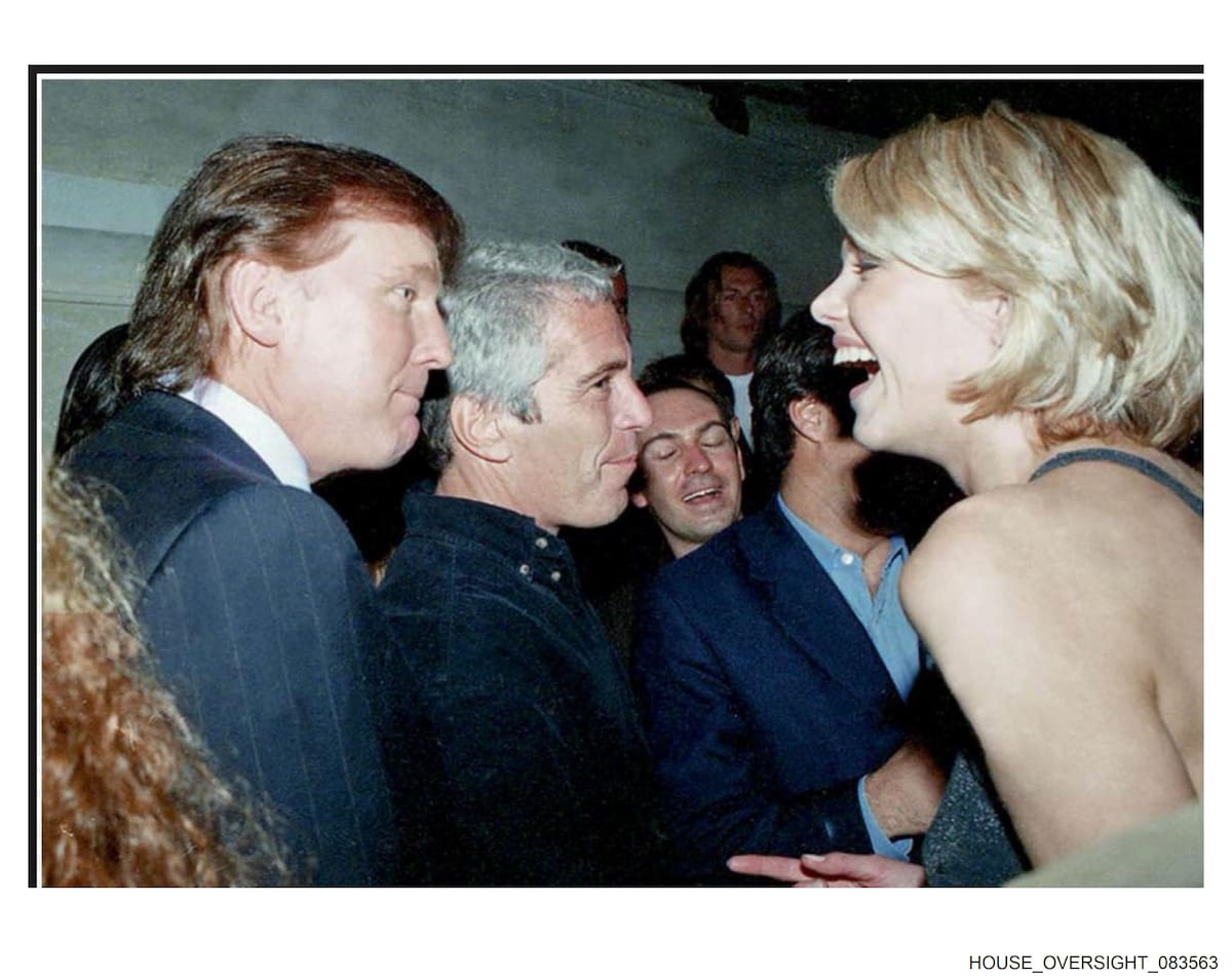 Fotografía sin fecha específica de toma publicada por los demócratas del Comité de Supervisión de la Cámara Baja (Oversight Dems) del presidente de los Estados Unidos, Donald Trump (i), hablando con una mujer junto a Jeffrey Epstein. // EFE/Oversight Dems.