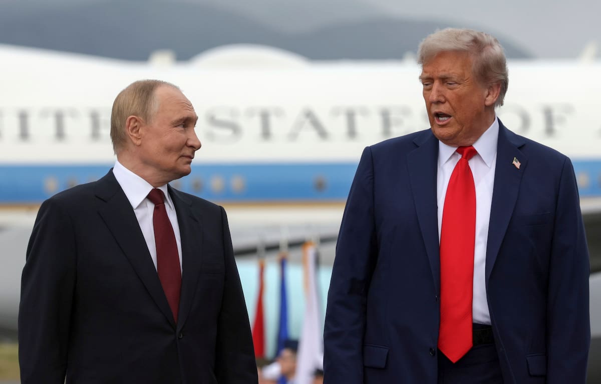 El presidente de Estados Unidos, Donald Trump, y su homólogo de Rusia, Vladímir Putin, posan en Anchorage (Alaska).
Foto: EFE