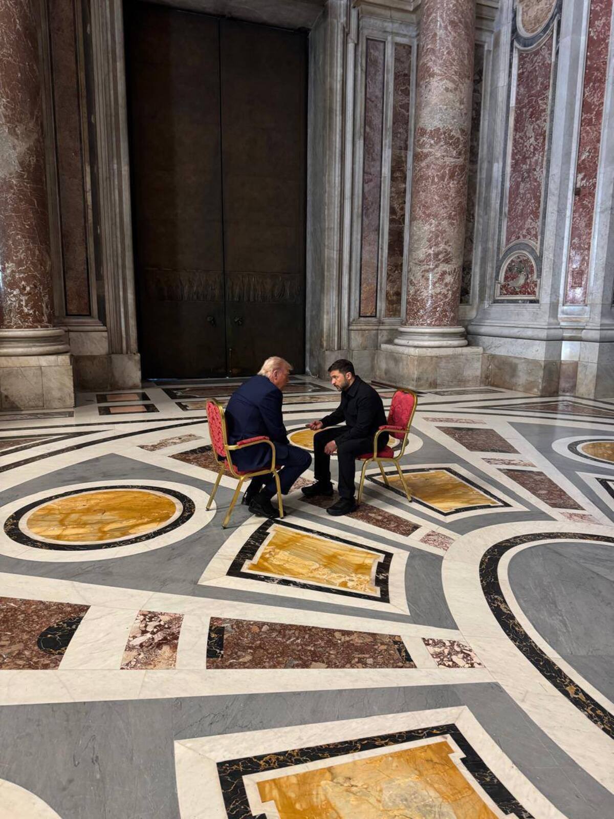 El jefe de la oficina presidencial ucraniana, Andriy Yermak, ha publicado en su cuenta de X una fotografía de Trump y Zelenski sentados cara a cara. EFE/Cuenta X de Andrí Yermak.