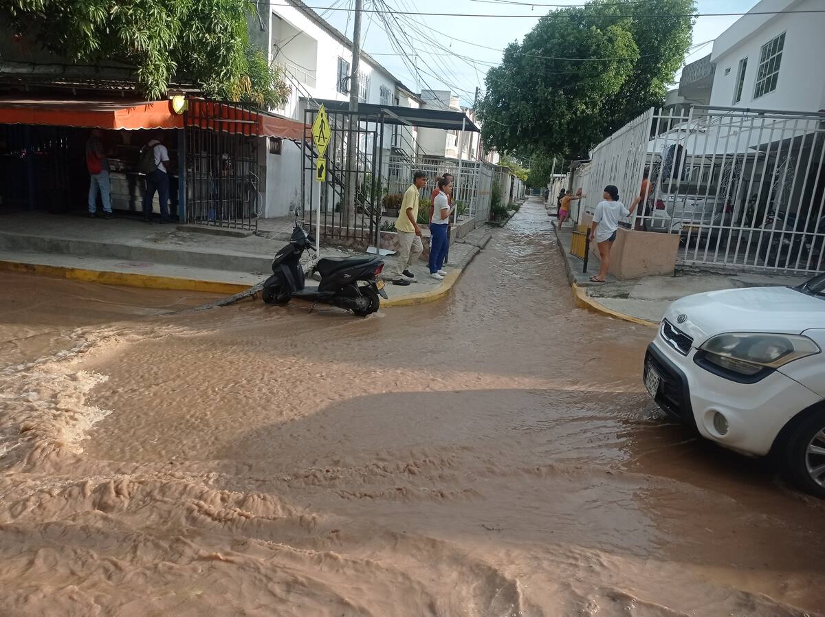 Tubo de acueducto se rompe en El Campestre. // El Universal