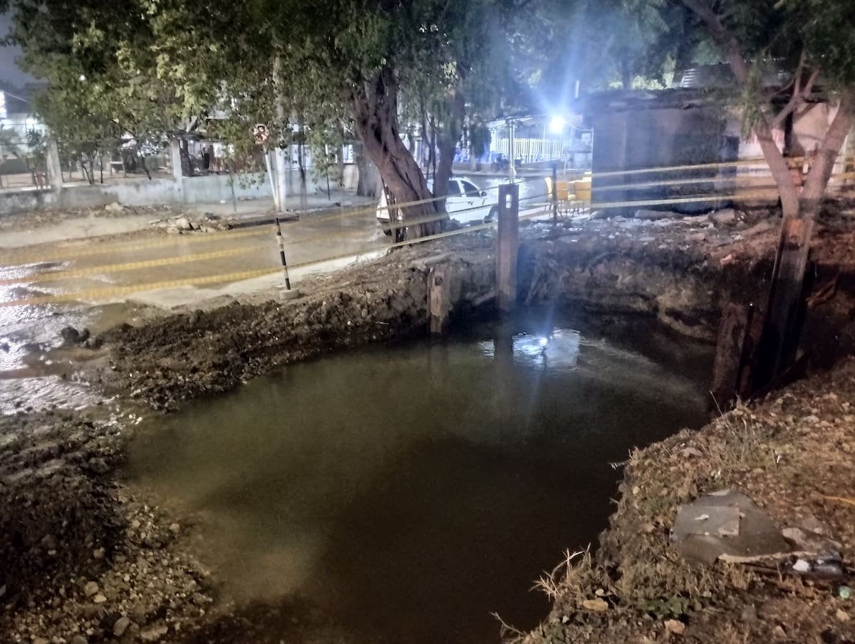 Acuacar hizo un cierre de válvulas para controlar la emergencia provocada por el tubo que se rompió en Santa Clara. // Foto: Óscar Díaz Acosta