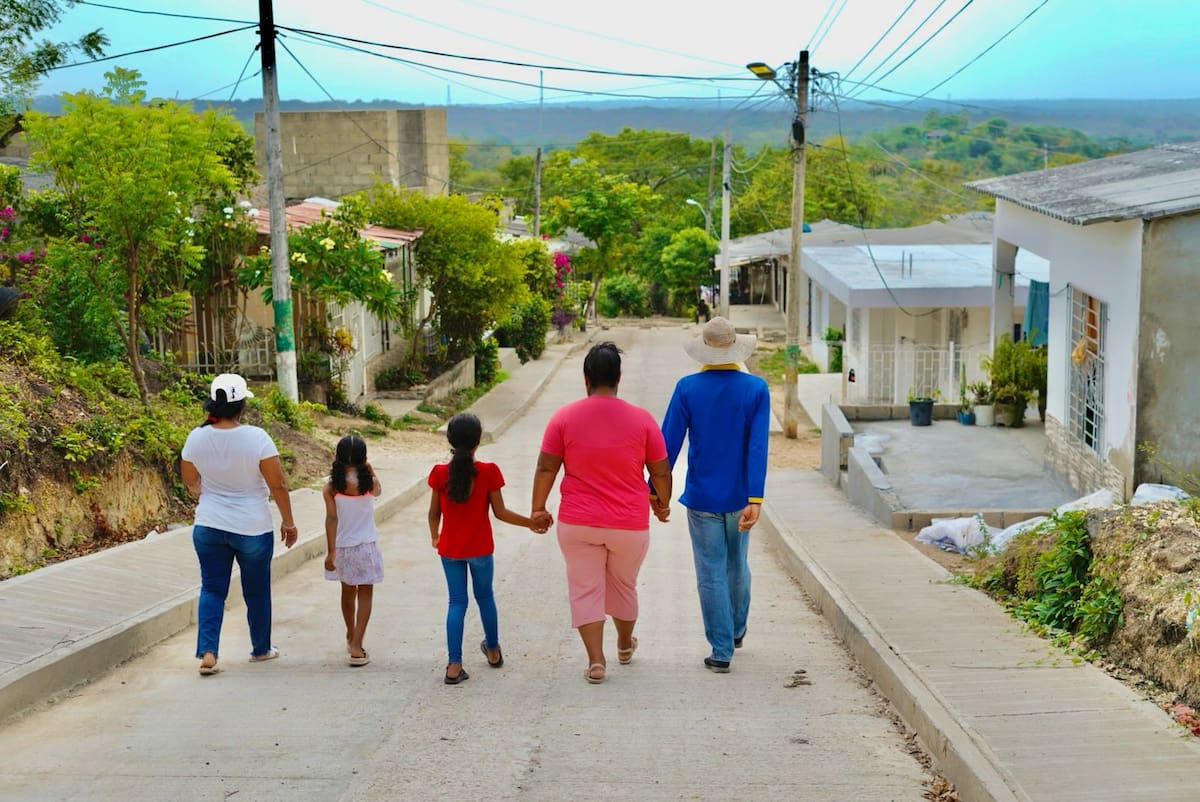 Vecinos caminan por la recién pavimentada calle Las Margaritas, en Turbaco. // FOTO: Cortesía.