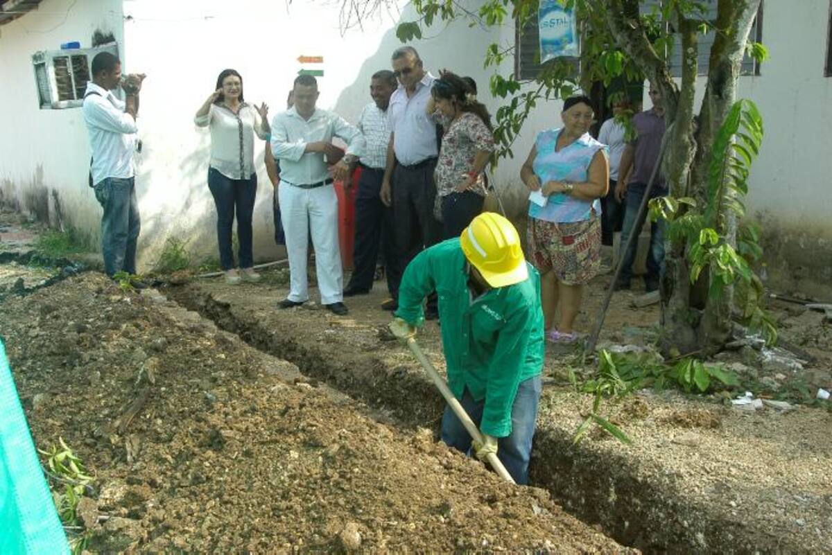 El alcalde de Turbaco, Myron Martínez, estuvo presente en el inicio de la nueva obra en la ESE Hospital Local. Julio Castaño-El Universal