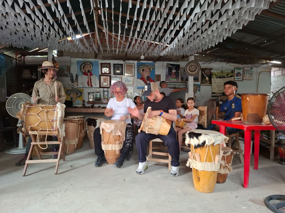 Turistas disfrutan tocando los tambores en la Fundación Mi Gaita, en San Jacinto. //Cortesía