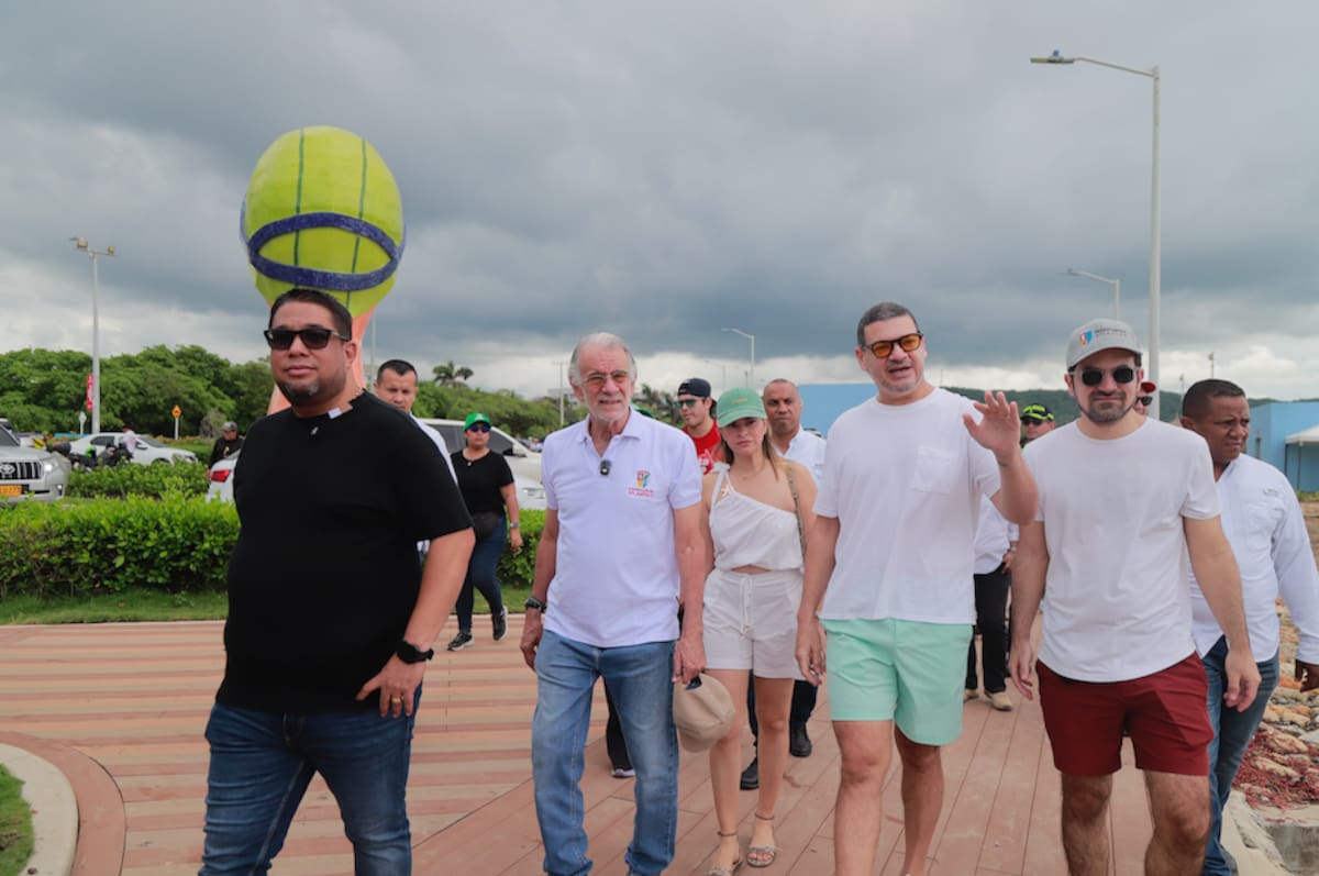 El gobernador del Atlántico, Eduardo Verano, junto a la secretaria de Desarrollo Económico, Marisabella Romero; el director de Indeportes Atlántico, Iván Urquijo, y el gerente de Proyectos Urbanos, Jorge Ávila, visitaron las obras de ordenamiento de Playa Miramar.//Cortesía DPGDA.