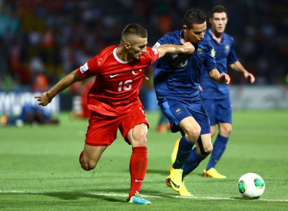 Florian Thauvin de Francia (Centro) con Alpaslan Ozturk de Turquía (izquierda). AFP BEHROUZ MEHRI