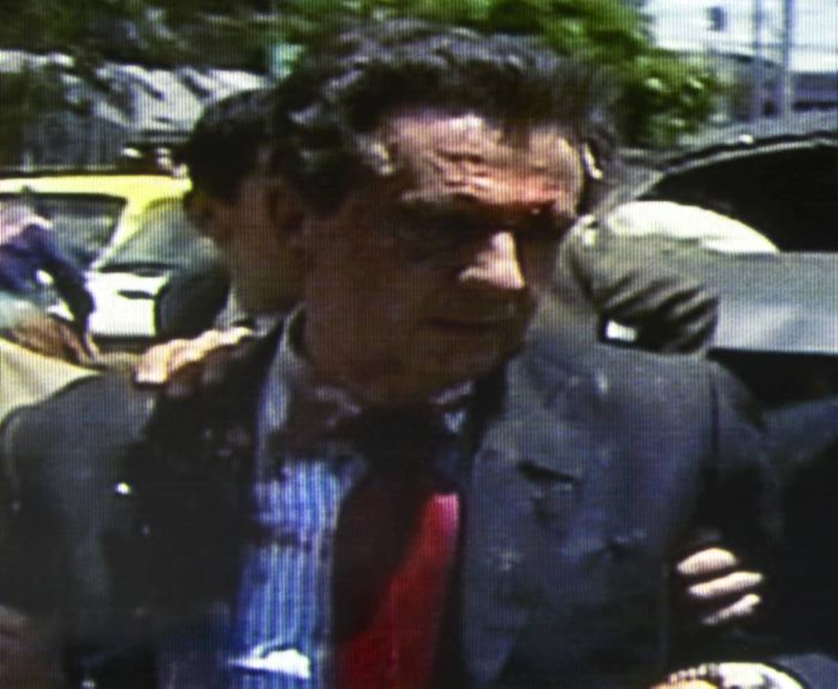 Momentos en que el exministro Londoño es conducido herido y trastornado por la explosión. AFP